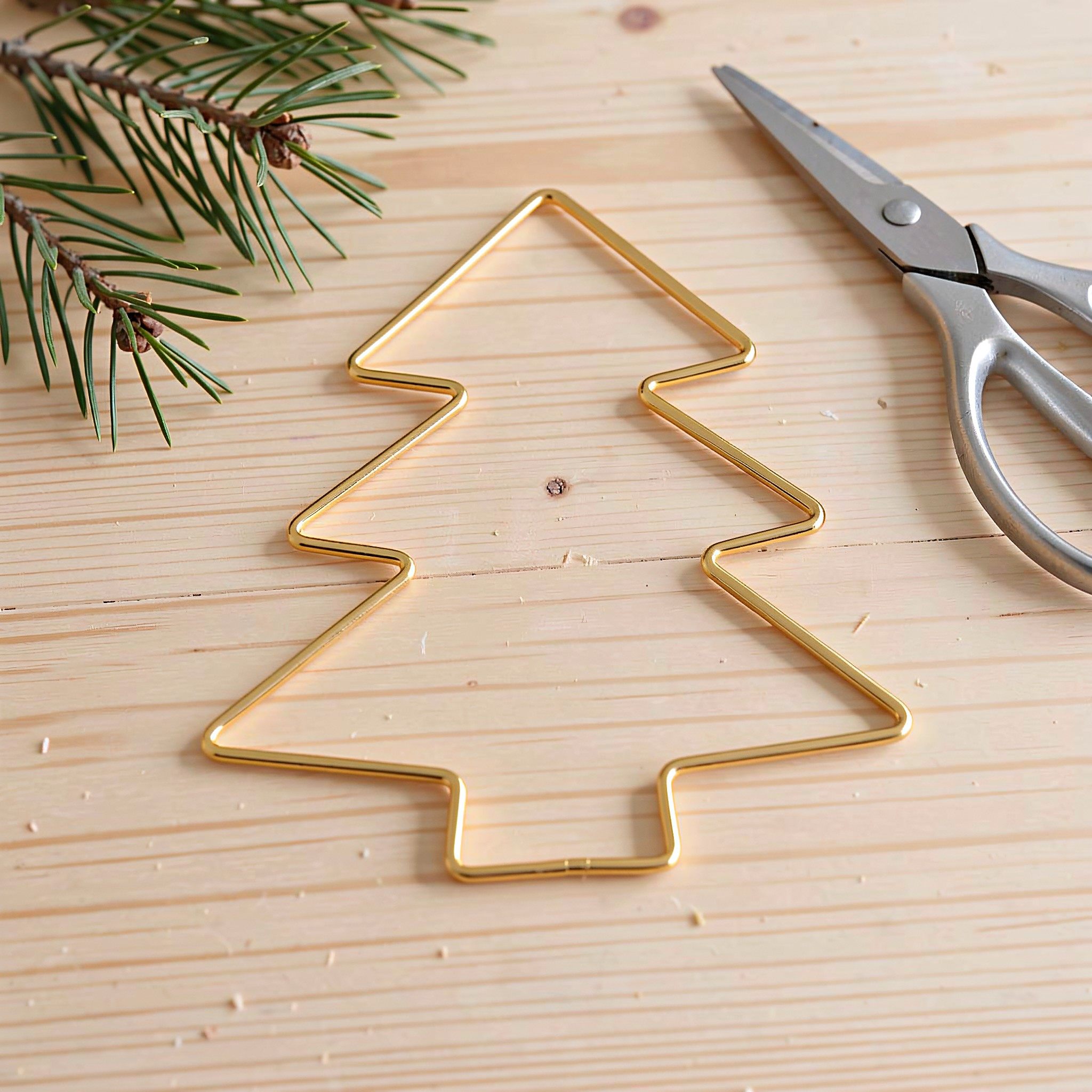 Wreath Form Wire - 金属製のリースフレーム4個入り。クリスマスツリー用。鉄製のワイヤーで作られたリース型。クリスマスツリーのガーランドや、金属製の花飾り、吊り下げペンダントなどに使用。